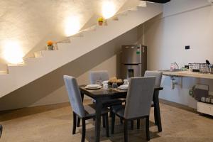 梅里达Casa Kuxul的一间带桌椅和楼梯的用餐室