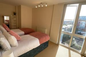 莱斯特Free parking and wi-fi near city centre sleeps 6-8的一间卧室设有两张床和大窗户