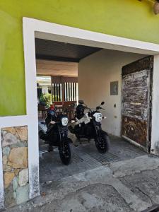 圣安娜Casa 25 hostal的停在大楼外的两辆摩托车