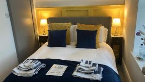 戈尔韦Lisheen Lodge的酒店客房,配有带餐具的床