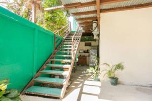 奎波斯城Habitación Privada - Apartamentos Morpho CR的建筑旁的绿色墙壁楼梯