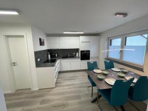 Moderne Apartments in zentraler Lage的厨房或小厨房