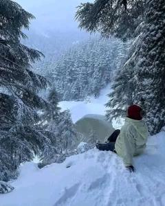 KetamaKetama كتامة的坐在雪覆盖的山顶上的人
