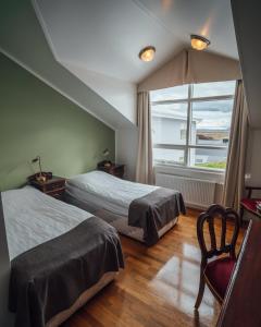 米湖赛尔-米瓦特酒店的一间卧室设有两张床和大窗户
