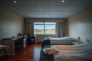 米湖赛尔-米瓦特酒店的酒店客房设有两张床、一张书桌和一个窗户。
