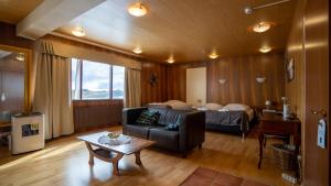 米湖赛尔-米瓦特酒店的客厅配有沙发和1张床