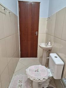 卡庞博尼图Edícula c/ wifi e banheiro externo em Capão Bonito的一间带卫生间和水槽的浴室