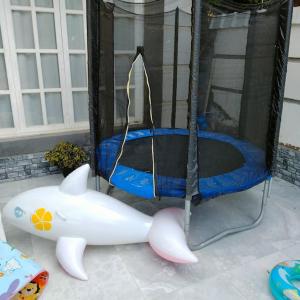 Qaryat ShākūshTwo pools private villa for families.的玩具猪形游戏帐篷,带蹦床