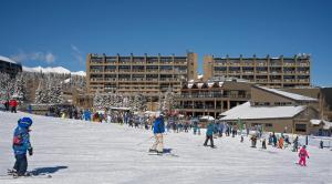 布雷肯里奇比弗运行度假酒店的一群人沿着雪覆盖的斜坡滑雪