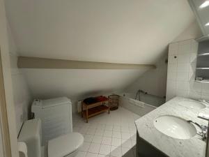 RixensartDuplex Rosières - 12’ de Bruxelles的一间带卫生间和两个盥洗盆的小浴室