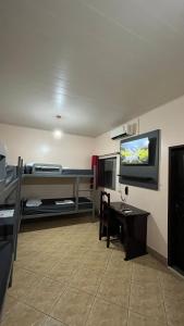 贝伦Hotel Val-de-Cans Aeroporto的客房设有1张床、1张办公桌和1台电视。