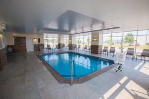 亚历山德里亚Fairfield Inn & Suites By Marriott Alexandria的酒店大堂的大型游泳池