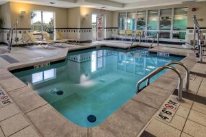 俄克拉何马城奥克拉荷马城西北高速公路/沃尔艾克斯万豪费尔菲尔德客栈&套房酒店的蓝色的游泳池,位于酒店客房内