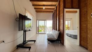 索里托斯Hospedaje & Casa Playa AURORA的一间带电视和床的客厅