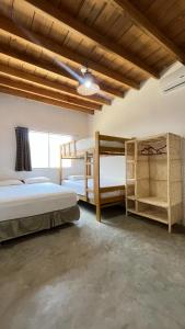 索里托斯Hospedaje & Casa Playa AURORA的一间卧室设有两张双层床和木制天花板。