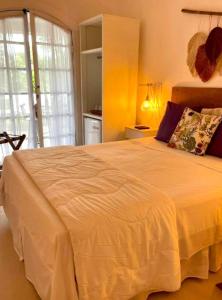 圣塞巴斯蒂安Bosque Toque Toque - Pousada B&B的一间卧室配有一张带白色床罩的大床