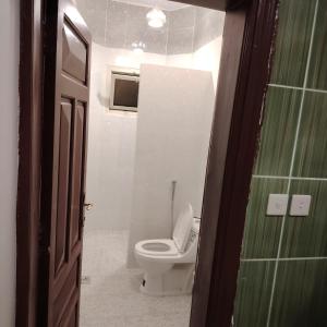 麦地那Khair Jewaar Apartments Al Madinah的一间位于客房内的白色卫生间的浴室