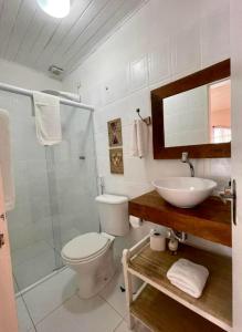圣塞巴斯蒂安Bosque Toque Toque - Pousada B&B的浴室配有卫生间、盥洗盆和淋浴。