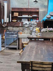 普罗基奥VILLA VILLACOLLE的厨房配有炉灶和桌子。