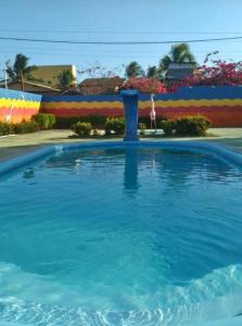 孔迪Pousada Praia Dos Coqueiros的度假村内的大型蓝色游泳池