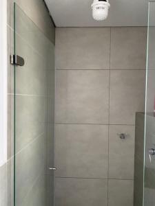 波帕扬Excelente nuevo Apartaestudio的浴室里设有玻璃门淋浴