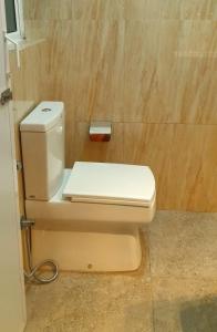 科伦坡Regent Residencies - Colombo的浴室设有白色卫生间和木墙