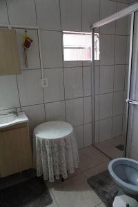 帕苏迪托雷斯Casa aconchegante的带淋浴、卫生间和盥洗盆的浴室