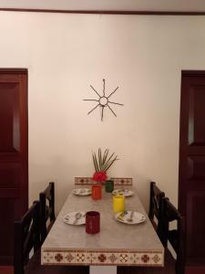 拉克鲁斯Casa Amapola的餐桌,墙上挂着时钟