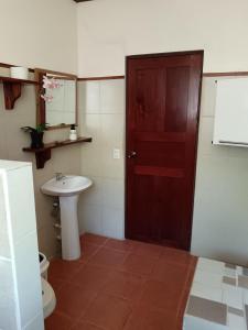拉克鲁斯Casa Amapola的一间带卫生间、水槽和门的浴室