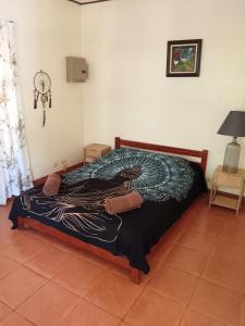 拉克鲁斯Casa Amapola的一间卧室配有一张带黑白毯子的床