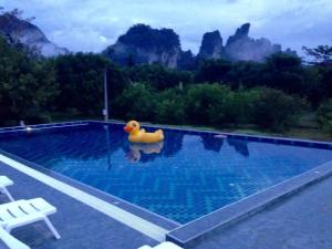 考索The Royal Bamboo Lodges - SHA Certified的坐在游泳池里的黄橡皮鸭