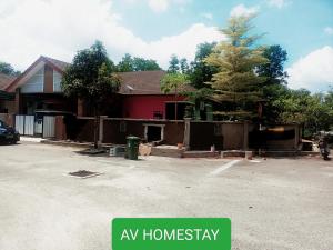 关丹AV HOMESTAY的车道上正在改造的房子