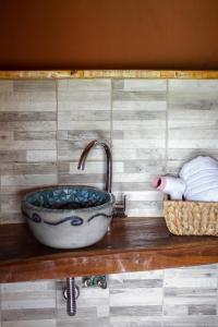 Tafí ViejoWillkay Glamping Raco Tucumán的浴室的木架上的一个水槽