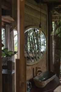 乌布班布英达酒店的一间带石制水槽和镜子的浴室