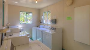 巴卡尔丁Barcaldine Caravan Park的洗衣房配有白色洗衣机和窗户