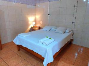 蓬塔雷纳斯Hostel del Pacífico的一间卧室配有一张床,上面有两条毛巾
