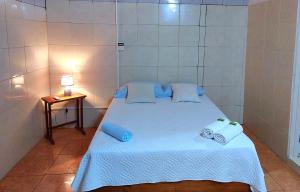 蓬塔雷纳斯Hostel del Pacífico的一间小卧室,配有带毛巾的床