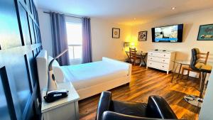 怀特考特Cloud 9 Inn的一间卧室配有一张床和一张书桌及电视
