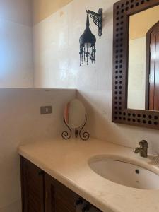 赫尔格达Nubia Gouna的一间带水槽和镜子的浴室