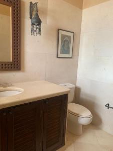 赫尔格达Nubia Gouna的一间带卫生间和水槽的浴室
