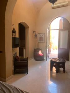 赫尔格达Nubia Gouna的一间带拱门的客厅和一间带沙发的房间