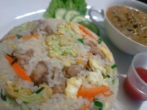 努沃勒埃利耶Hakuna Matata的一块米饭和蔬菜,一碗汤