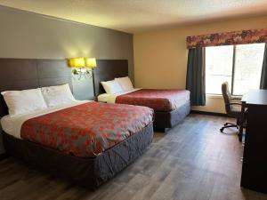 Waite ParkEcono Lodge的酒店客房配有两张床和一张书桌