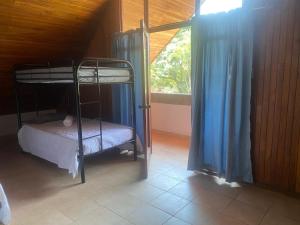 阿拉胡埃拉daBene Francavilla B&B的一间卧室设有两张双层床和一扇窗户。