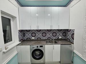 撒马尔罕Guest house Gula的厨房配有洗衣机和洗衣机。