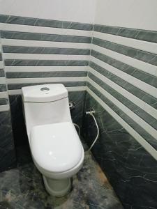 FaizābādSiya home stay的浴室铺有黑色瓷砖,设有白色卫生间。