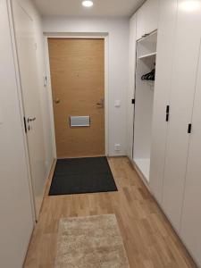拉彭兰塔Upea yksiö ydinkeskustasta.的走廊上设有木门和地毯