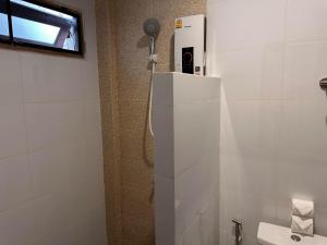 波普托Baan Yaimai Boutique Samui的带淋浴和吹风机的浴室