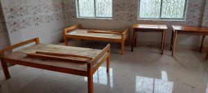 锡尔杰尔MAA PG的一间设有两张桌子和一张桌子及椅子的房间