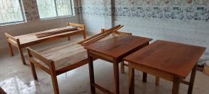锡尔杰尔MAA PG的三个木桌和椅子